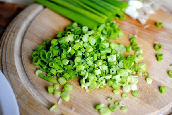vihreät sipulit sisältävät runsaasti vitamiineja
