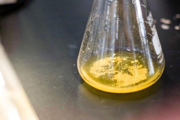 sedimentti liuoksessa, jossa lääkkeiden yhteensopimattomuus