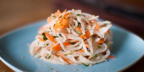 retiisi salaatti porkkanoita