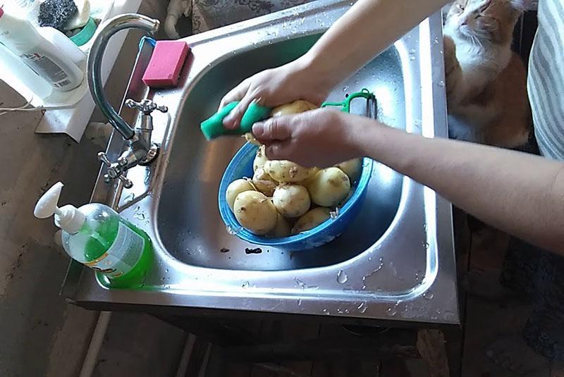 kuori ja huuhtele perunat