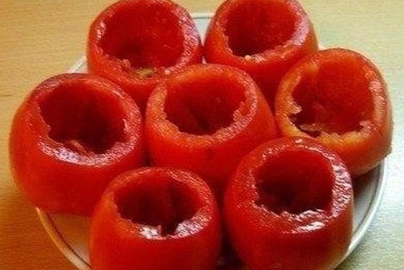 valmista tomaatit täytettä varten