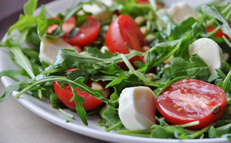 kesän rucola-salaatteja