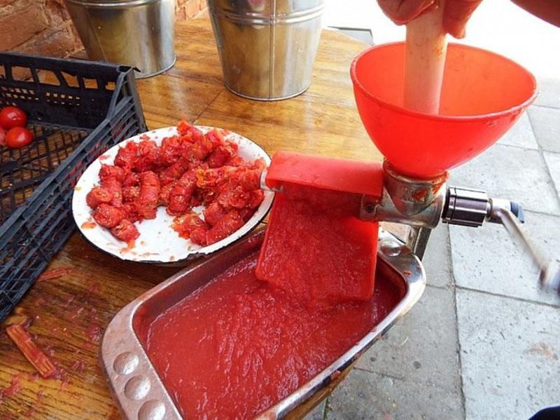 vie tomaatit mehustimen läpi
