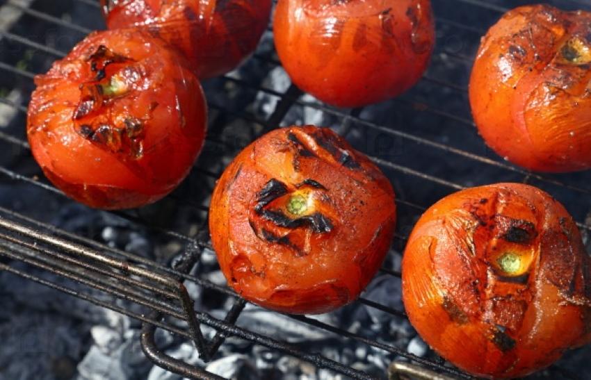 kokonaiset grillatut tomaatit