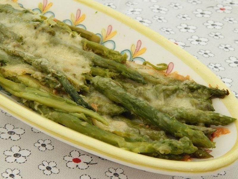 gourmet paistettua parsaa juustolla