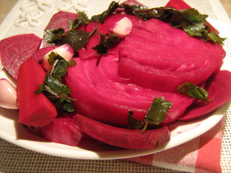 hapankaalia punajuurilla