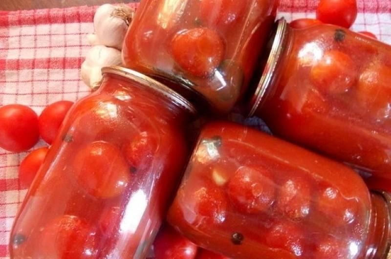 tomaatteja omassa mehussaan talveksi