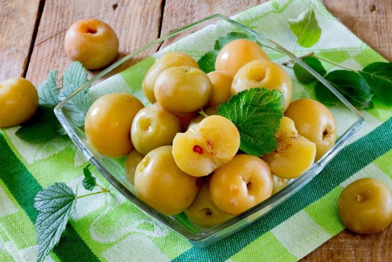 marinoituja omenoita, herukka- ja vadelma-lehtiä