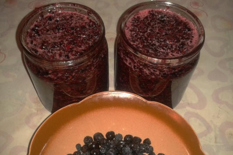 raakaa aronia-hilloa