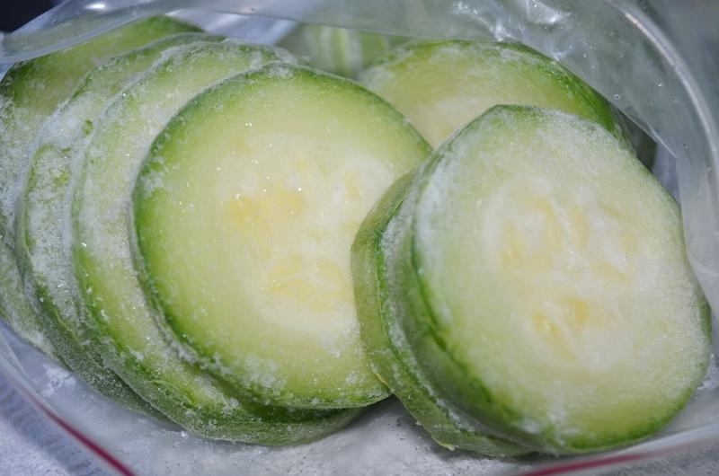 pakastamalla kesäkurpitsa viipaleina