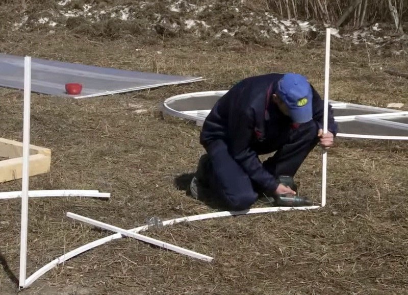kasvihuoneen rungon kokoaminen